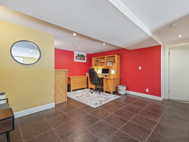Building Photo - 5530 SW Logan Ct