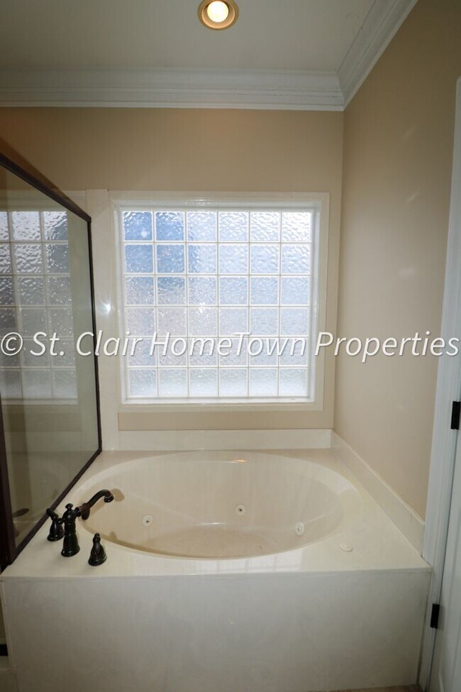 Building Photo - GREAT RENTAL IN FOX HOLLOW SUBDIVISION!