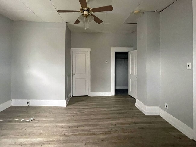 Building Photo - AVAILABLE NOW! Close to Campus