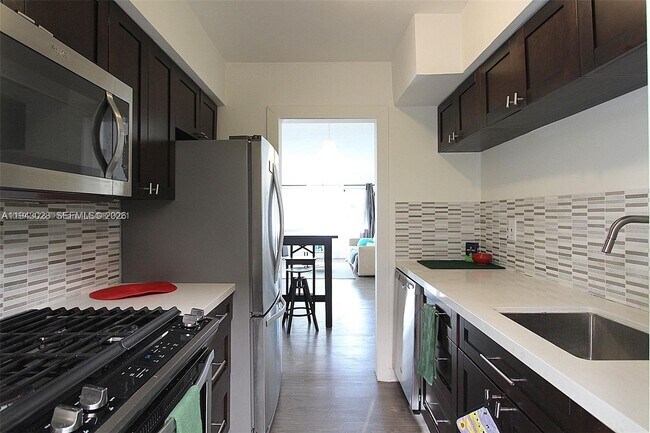 Building Photo - 2250 Bay Dr