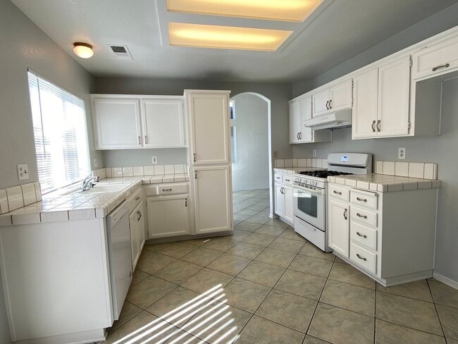 Building Photo - Large Four Bed, Three Bath Home with a Pool