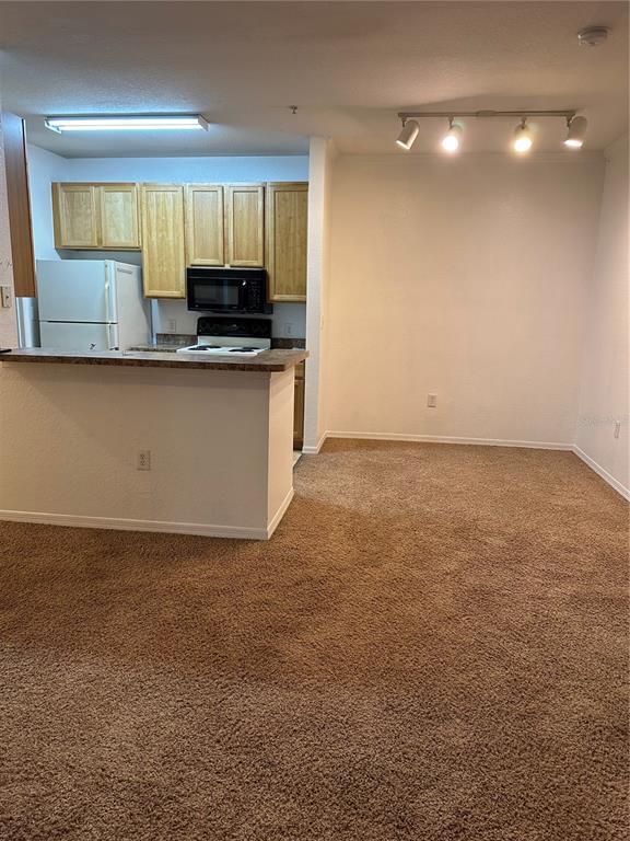 Building Photo - 10101 Courtney Palms Blvd