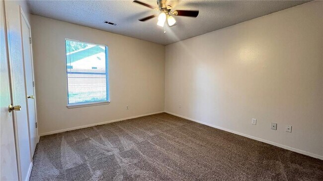 Building Photo - 10 Brookhaven Ct