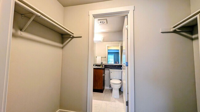 Building Photo - Spacious 2 Bedroom Condo in Gated Community with Pool