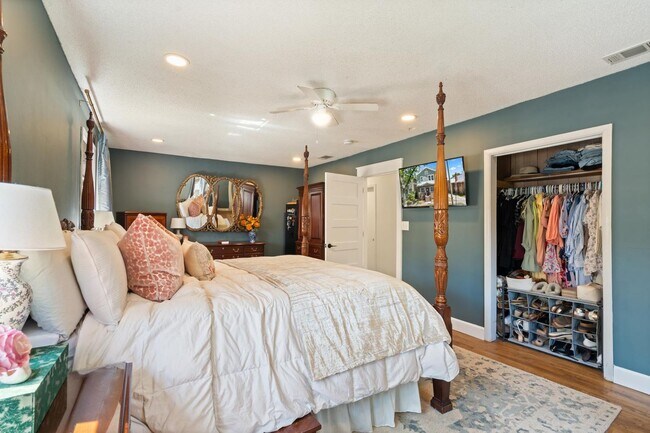 Building Photo - Charming 3 Bedroom Home Near Downtown Savannah with Flex Room & Fenced Yard