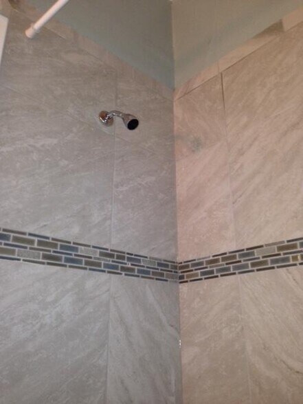 Tub Shower-3 - 1839 McDowell St