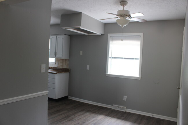 Building Photo - 1499 Thames Dr