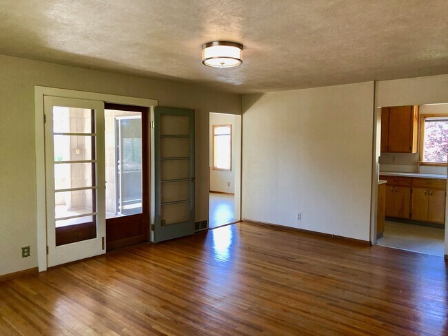 Building Photo - Charming North Hill Home with Beautiful Landscaping and Water Included!