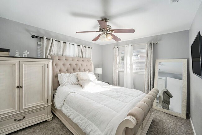 Building Photo - Single Family Home in Sunny Park Groves