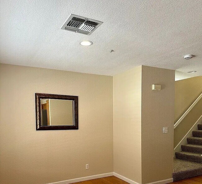 Building Photo - Beautiful End-Unit Townhome in Desirable S...