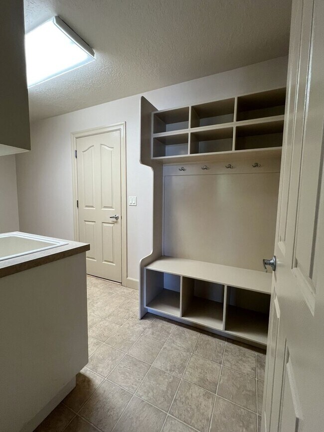 Building Photo - Beautiful 4 bed 3.5 bath home in Eagle jus...
