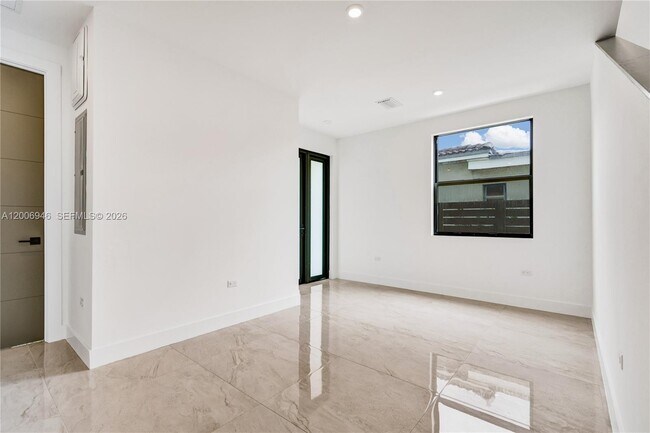 Building Photo - 2887 SW 33rd Ave