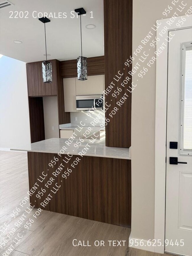 Building Photo - 2202 Corales St