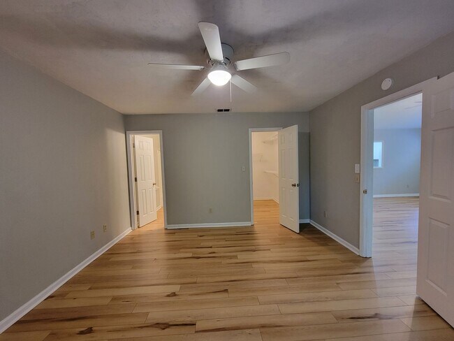Building Photo - 2 bedroom/ 2 bath duplex for rent in NE Tallahassee, woodfloors, fenced back yard available Augus...