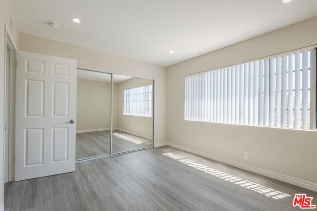 Building Photo - 11701 Oxnard St