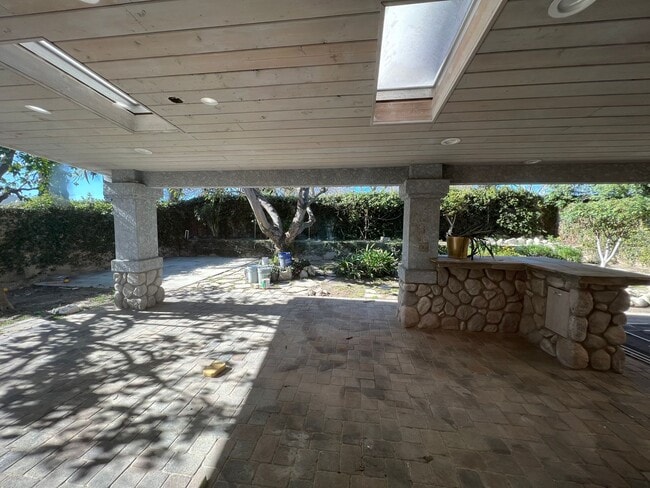 Building Photo - 4 bedroom + loft, 2 1/2 bath - 2 story home in central Simi