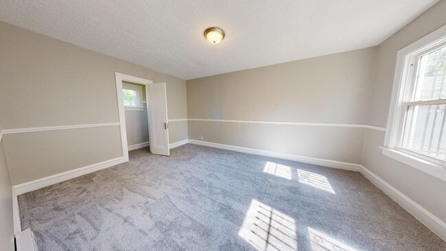 Building Photo - 3052 Sackett Ave