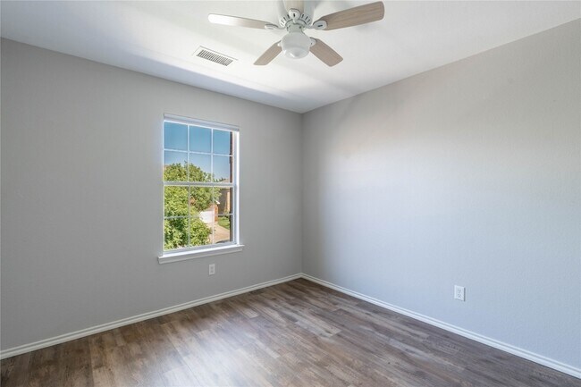 Building Photo - 2012 Meadow View Dr