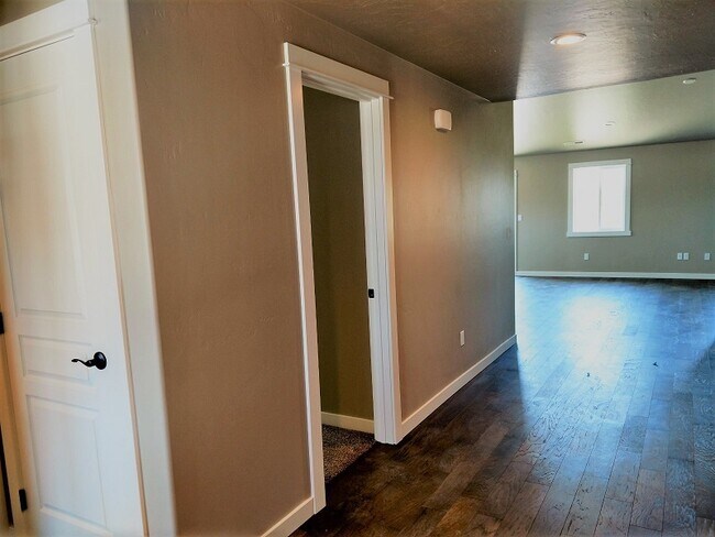 Building Photo - 6 MONTH LEASE AGREEMENT!