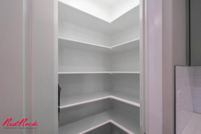 Building Photo - 2277 Mirador Aly