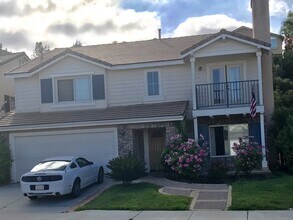 Building Photo - WOW! Great Eastlake Trails Former Model Home