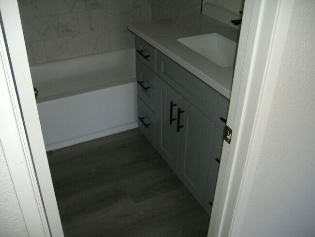 Building Photo - 28701 Calle Del Lago