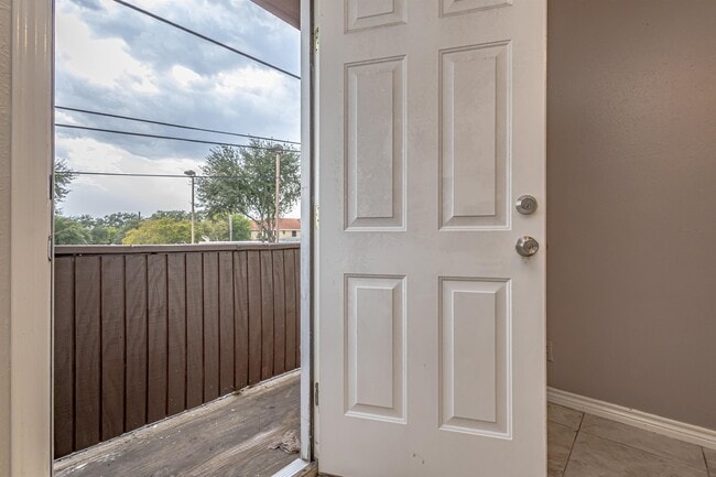 Building Photo - 104 Belaire Dr