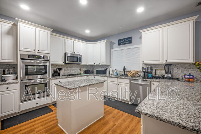 Building Photo - 2506 Retreat Dr NE