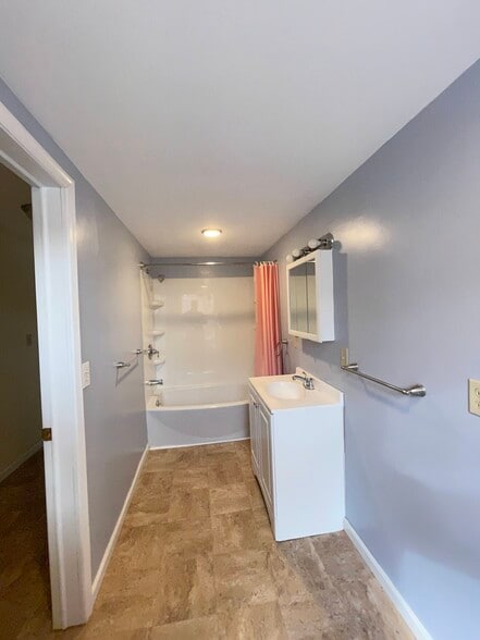 Building Photo - 315 Laurel Blvd