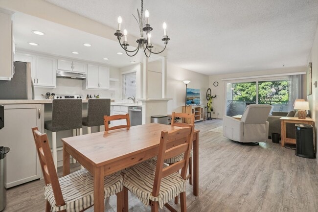 Building Photo - Upstairs Bright 2 bedroom Condo