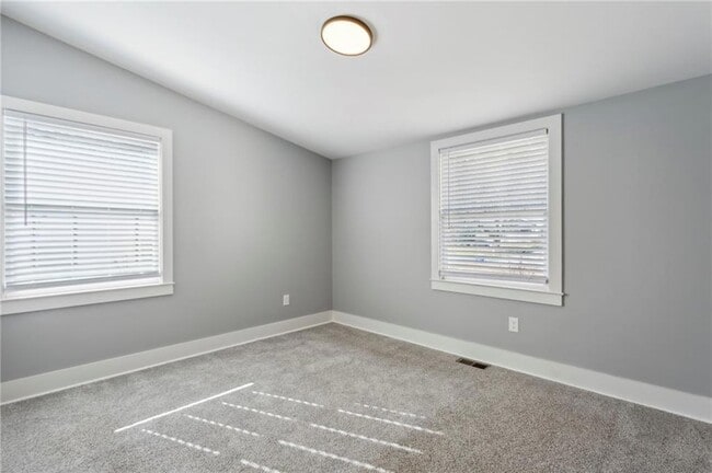 Building Photo - 3258 Highland Dr SE