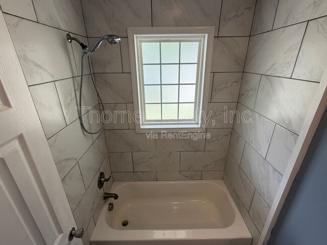 Building Photo - 704 Pinehaven Dr