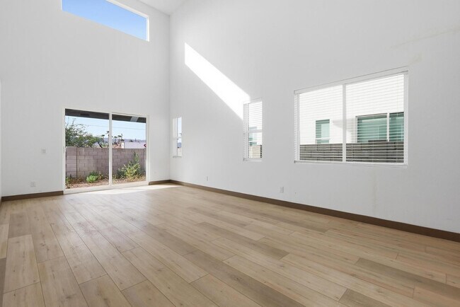 Building Photo - 2805 Trumbull Rd