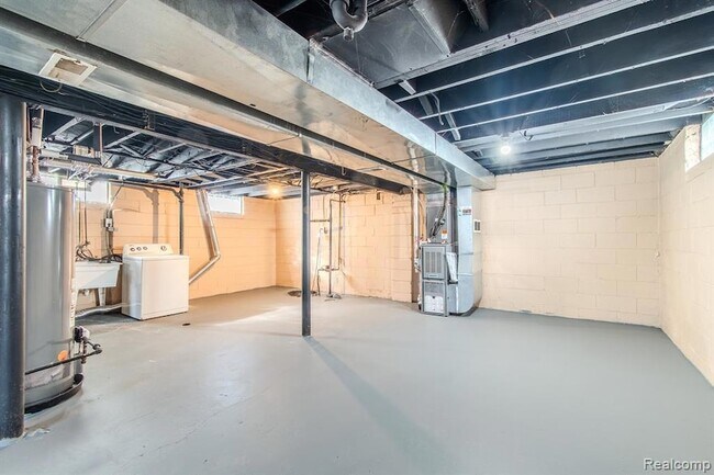 Building Photo - 1216 E George Ave