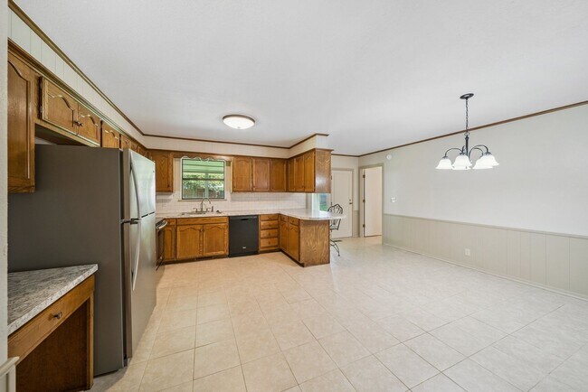 Building Photo - Spacious Single Story 4 Room Home + Sunroo...