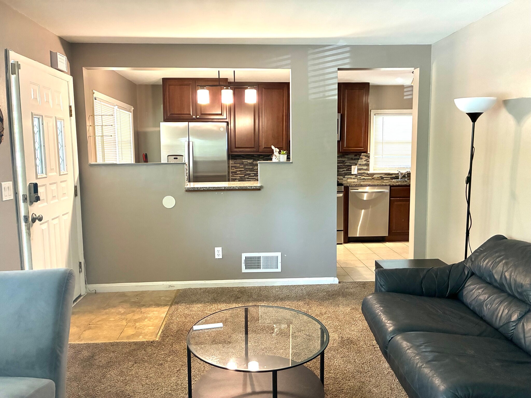 Living area looking into kitchen - 5112 Hollywood Rd