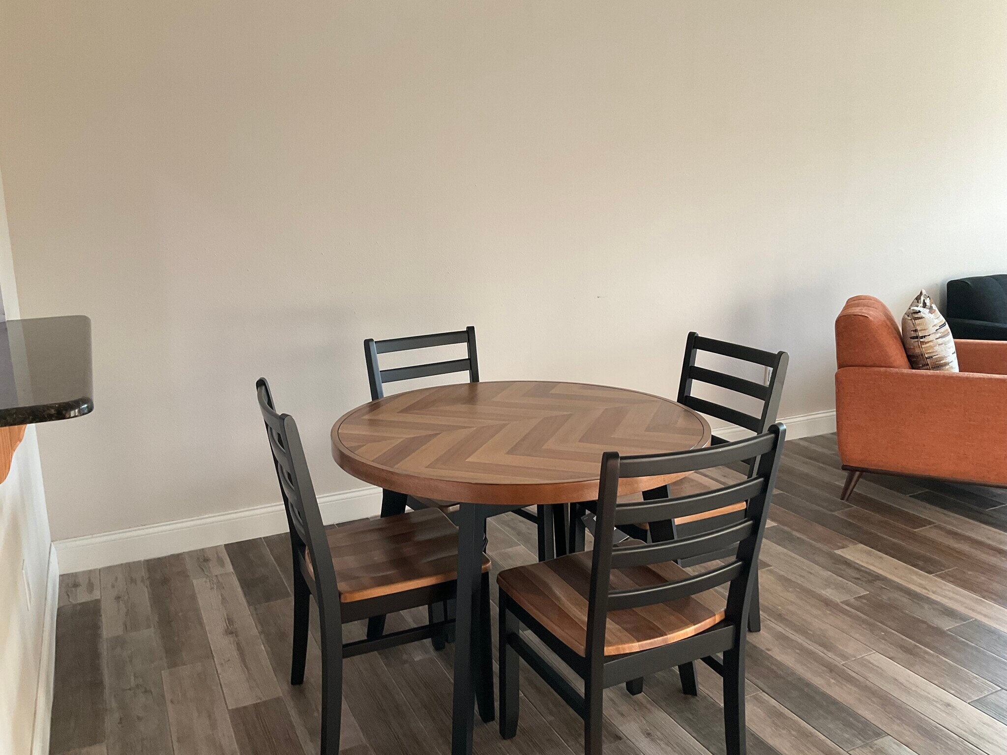 Building Photo - 9532 Darien Ave