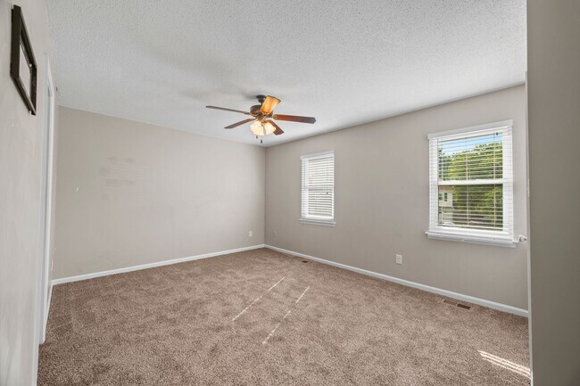 Building Photo - 2 Bed | 1.5 Bath | Private Backyard | Prim...
