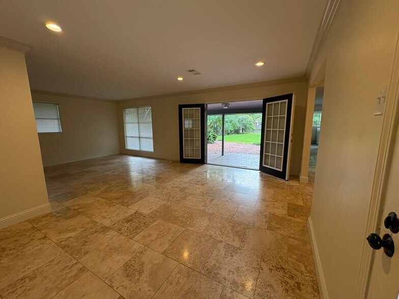 Building Photo - 8010 Brandon Dr