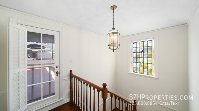 Building Photo - Updated 3Bedroom 3Bathroom In Prime Westwood