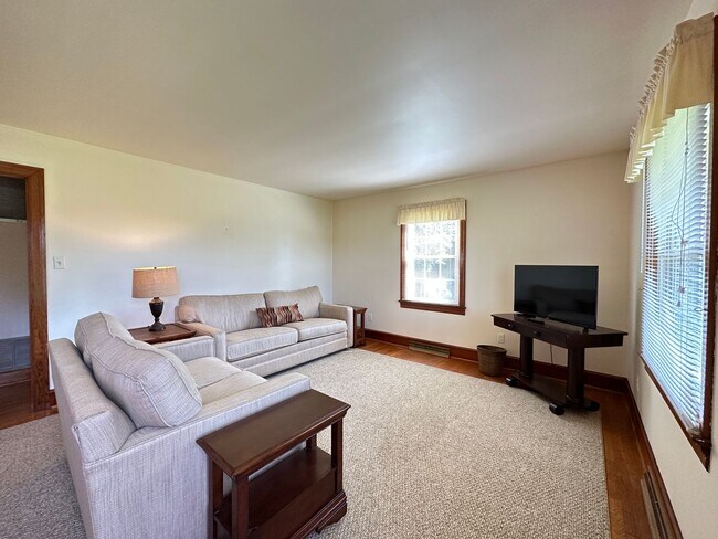 Building Photo - Fully Furnished/Inclusive 2 Bedroom/1 Bathroom Rancher For Rent