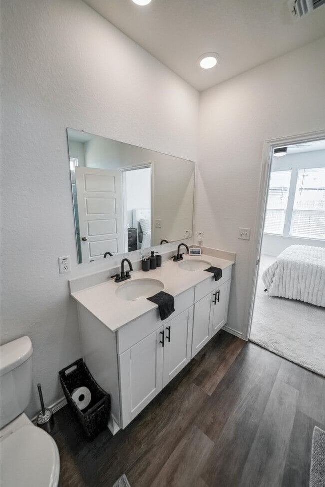 Building Photo - Beautifully Maintained Single-Story Home i...