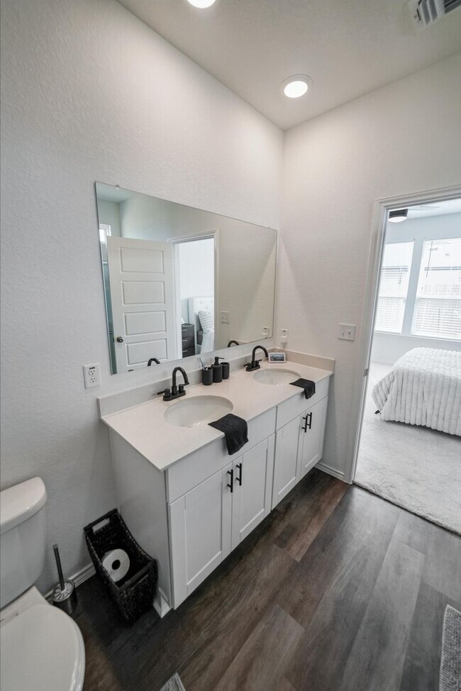 Building Photo - Beautifully Maintained Single-Story Home in Vista Real - Realtor Commission: $500