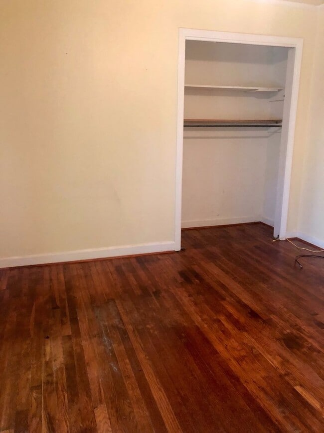 Building Photo - 3 Bedroom Brick Ranch House in a Great Location!