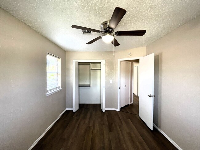 Building Photo - 3 Bedroom Home In Mustang School District!