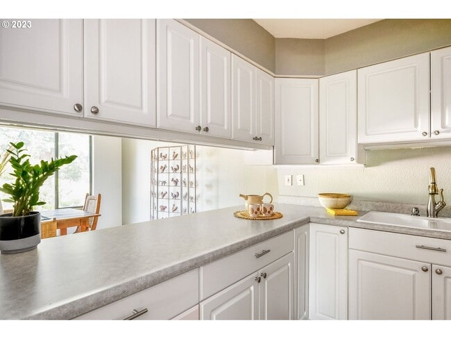 Building Photo - 2Bd/2Ba Second Floor Condo in SE with Washer & Dryer, 2 Car Dethatched Garage and a Serene Courty...