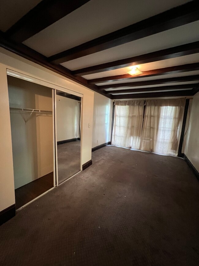 Bedroom w/closet - 568 Bird Ave