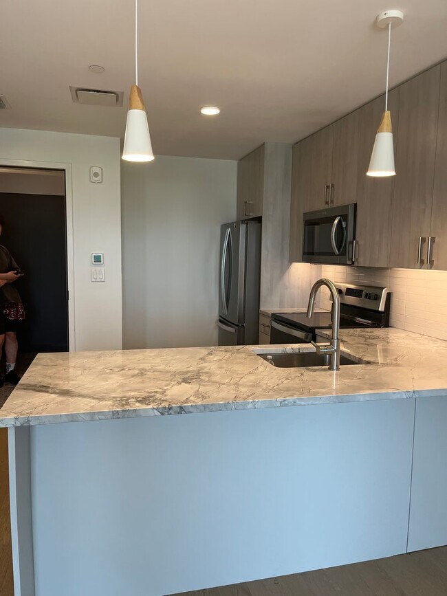 Building Photo - 2 Bed 2 Bath - July Move-In