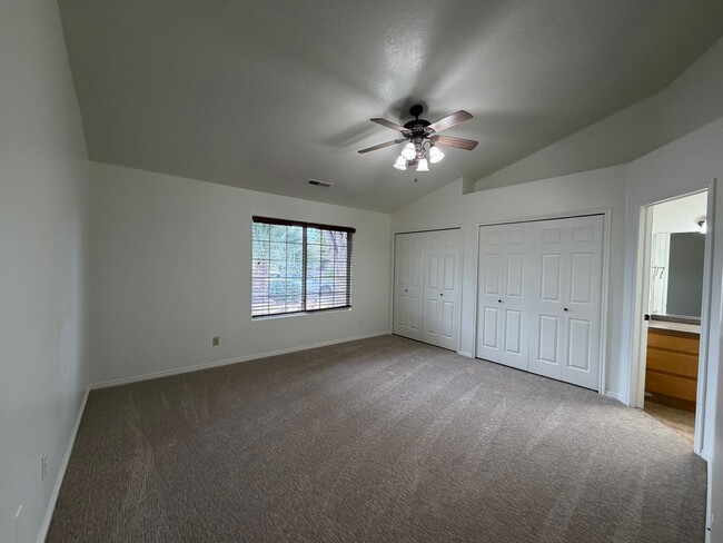Building Photo - SPACIOUS HOME FOR RENT!