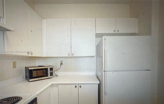 Building Photo - 3020 NE 32nd Ave